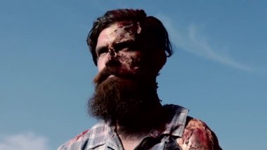 Yaralı bir zombi kafası. Fantezi. Sanat projesi.