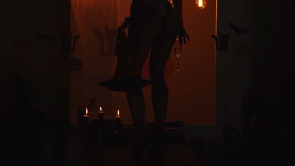 Święto Halloween. Kobieta nogi czarownicy w diabelskich butach. — Wideo stockowe