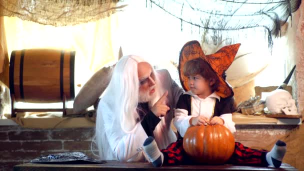 Nonno e bambino in costume di Halloween. Storie spaventose. — Video Stock