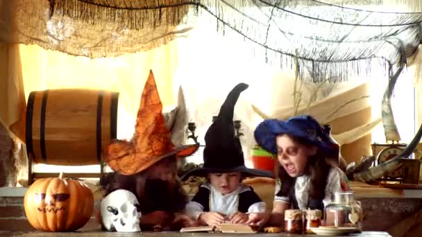 Happy kids celebrating for Halloween. A terrible night at home. Trick or treat children. — Stock Video