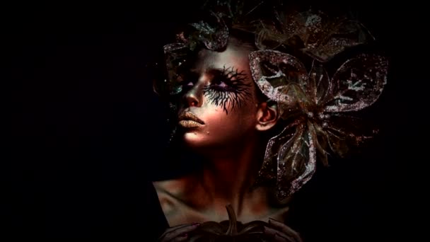 Kreatives Kunstprojekt. Goldene junge Frau. Halloween weibliches Modell, Gesicht in Gold. Halloween Mode Make-up. Zeitlupe. — Stockvideo