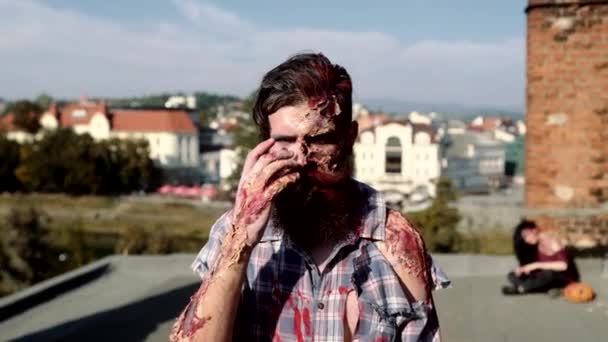 Nahaufnahme Porträt eines schrecklichen furchteinflößenden Zombie-Mannes. Blutige Haut. — Stockvideo