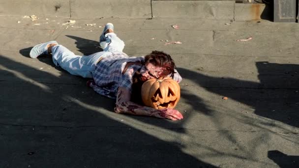 Lassú mozgás. Dühös zombi ember. Borzalom. Halloween van. Ijesztő zombi ember nyüzsög a véres szájjal.. — Stock videók