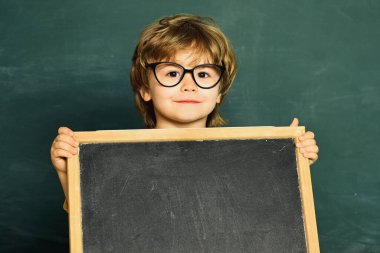 Zor sınav. İlkokul ve eğitim. Anaokulu öğrencisi. Karatahta kopyalama alanı. Okuldaki küçük çocuklar.