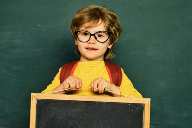 İlkokul ve eğitim. Eğitimsel süreç. İlkokuldan çocuklar. Mutlu okul çocukları. Mutlu ruh hali okulda gülümsüyor..