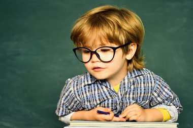 Öğrenme konsepti. İlkokul ve eğitim. Okul için hazırım. Öğrenci çocuğu. Okul kavramı.