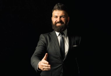 Adam modaya uygun. İşler güvenli. Koyu gri takım elbiseli bir iş adamı. Klasik takım elbiseli, gömlek ve kravatlı adam..