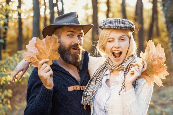 Carefree young woman with handsome bearded man in trendy vintage pullover or sweater. Autumnal mood. Portrait of beautiful woman and man walking outdoors. Autumnal mood. — Stock Photo, Image