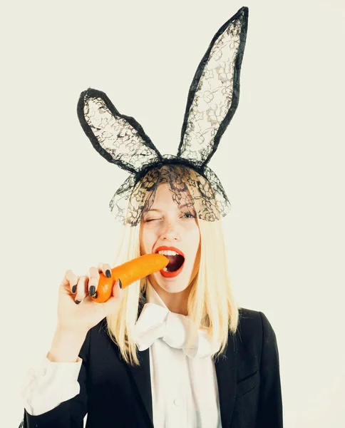 Feliz conejito de Pascua. La joven se está preparando para la celebración de Pascua. Conejo de conejo comer zanahoria y se ve muy sensualmente. Divirtiéndose. Chicas de moda. Hermosa rubia sensual. — Foto de Stock