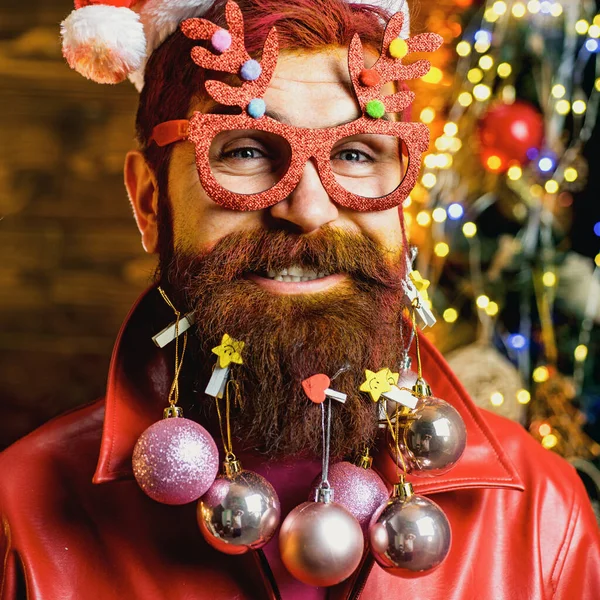 God jul och gott nytt år. Julfirande semester. Vinterkänslor. Porträtt av stilig Santa man inomhus med julklapp. — Stockfoto