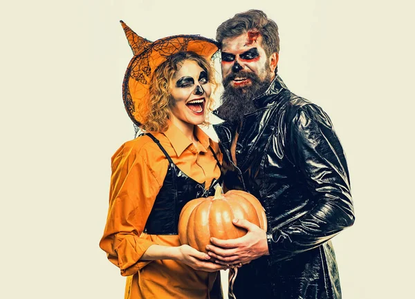 Roztomilý muž a žena v halloweenském oblečení. Nejlepší přátelé oslavovali Halloween. Pár pózování s dýní. — Stock fotografie