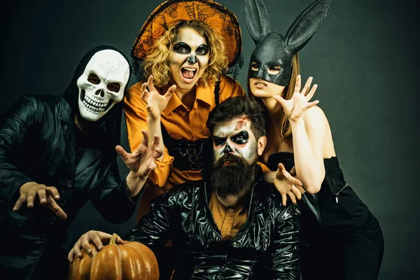 Retrato de grupo joven feliz en Halloween con calabaza. Celebración Halloween. —  Fotos de Stock