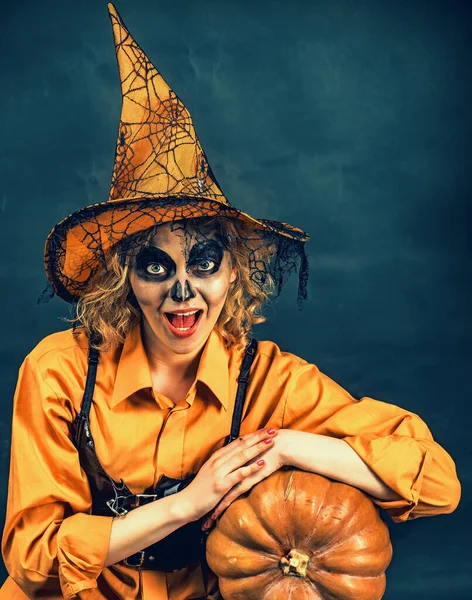 Щасливого Хеллоуїна. Чарівник. Чуттєва жінка в костюмі відьми Хеллоуїна з джеком ліхтарем. Смішна жінка, одягнена як Хеллоуїн монстр . — стокове фото