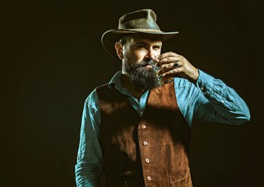 Alkol bağımlısı olan üzgün bir kadın. Stresi azaltır. Sarhoş ya da iş adamı siyah arka planda viski içer..