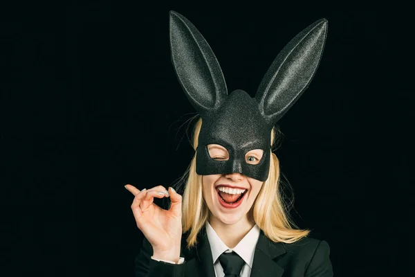 Retrato de una mujer feliz en orejas de conejo guiñando un ojo. Mujer joven de Pascua en orejas de conejo. Dulce encantadora atractiva adorable encantadora alegre chica positiva en orejas de conejo celebrando la Pascua —  Fotos de Stock