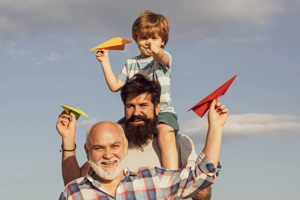 Erkek nesli. Baba oğul büyükbabayla mutlu bir aile. Nesiller boyu insanlar ve büyüme aşamaları. Baba ve oğul dışarıda eğleniyor. Aile bireyleri. Boş zaman aktivitesi. — Stok fotoğraf