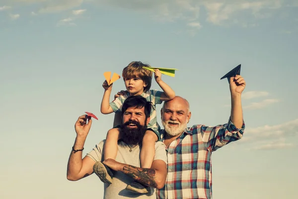 Bonne famille d'hommes amusez-vous ensemble. Week-end jeu de famille. Fête des pères - grand-père, père et fils s'embrassent et s'amusent ensemble. — Photo