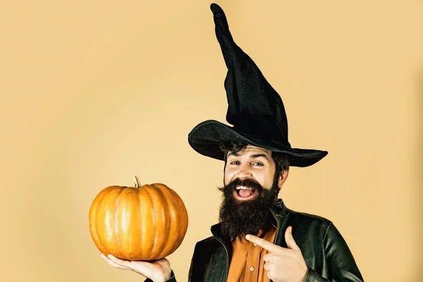 Uomo barbuto cuoco in cappello di Halloween con zucca. Buon Halloween Weekend. Dolcetto o scherzetto. Buon Halloween Adesivi. Felice Halloween - bell'uomo isolato. — Foto Stock