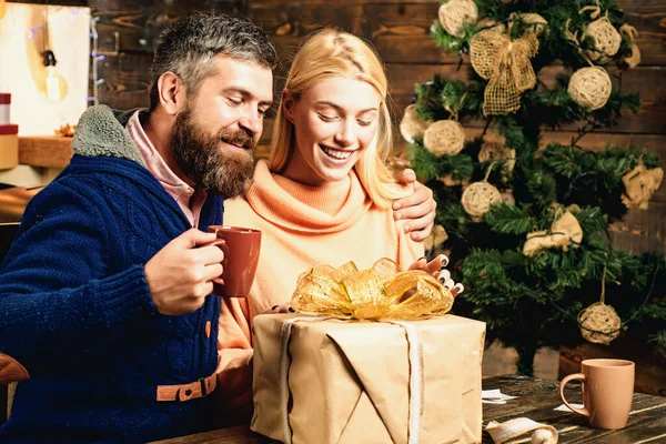 Familjens julkoncept. Positiva känslor ansiktsuttryck. Familjens jul är glada. Roligt nyårskoncept. Gåva känslor. Julförberedelser. — Stockfoto