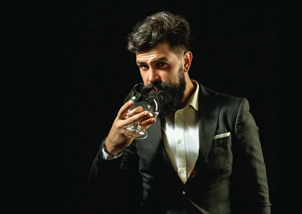 Atrakcyjny barman w barze whiskey. Degustacja elitarnego alkoholu. Fartuch barmański skórzany z brandy snifter. — Zdjęcie stockowe