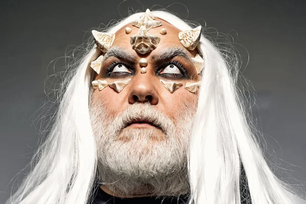 Viejo barbudo vestido como un monstruo de Halloween. Mago demonio hombre con piel de dragón y cuernos. Hombre malvado con cuernos. Alien con piel de dragón y barba gris. Cuernos del diablo. — Foto de Stock