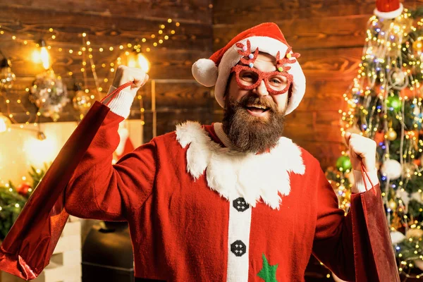 Çılgın, komik hippi Noel Baba. Noel Baba mutlu Noeller ve mutlu yıllar diler. Noel ve Noel 'i kutluyoruz. — Stok fotoğraf