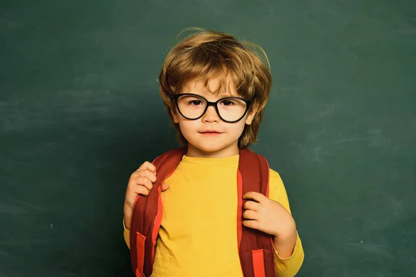 Glückliche Schulkinder. Bildungsprozess. Vorschulkinder. Schuljunge. Schulkind. Zurück zur Schule. Lehrertag. — Stockfoto