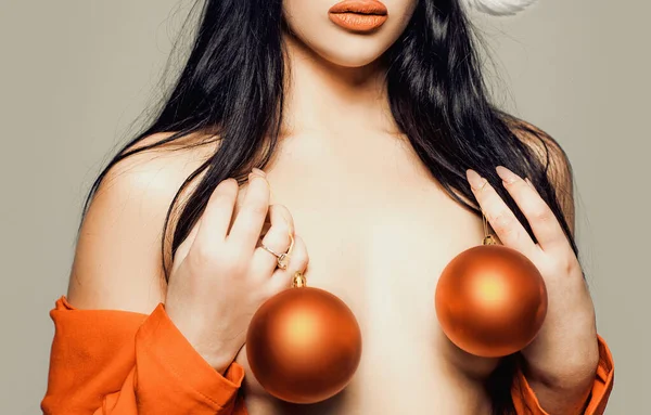 Rote Weihnachtskugeln mit Titten. Sexy Titten und Silvesterparty. Nackte Frau. Topless Weihnachtsfrau. Erotische Dessous für Silvester. Sinnliche hübsches Mädchen mit geilen Titten. — Stockfoto