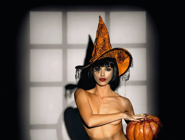 Nacht-Halloween-Party für Erwachsene. Sexy Stripperin Frau mit Kürbissen. Dessous-Modell zu Halloween. — Stockfoto