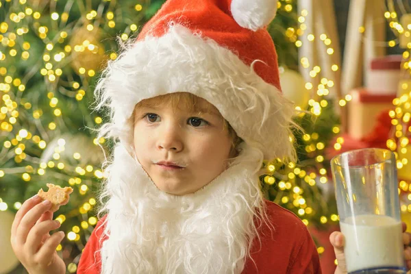 Anak Santa Claus menikmati kue jahe dan susu. Kid Santa Claus mengambil kue pada malam Natal sebagai hadiah terima kasih untuk meninggalkan hadiah kepada seorang anak laki-laki atau perempuan. — Stok Gambar Anak Santa Claus menikmati kue jahe dan susu. Kid Santa Claus mengambil kue pada malam Natal sebagai hadiah terima kasih untuk meninggalkan hadiah kepada seorang anak laki-laki atau perempuan. Stok Foto Bebas Royalti