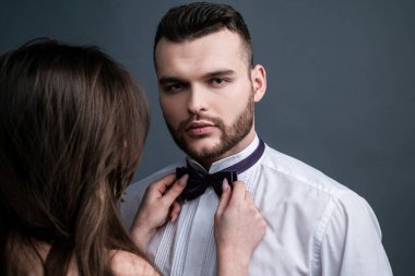Şehvetli bir çiftin yakın plan portresi. Birbirine aşık bir çift. Sevgilisini baştan çıkaran bir kadın. Evdeki yatakta genç ve güzel bir çiftin yakın plan portresi..