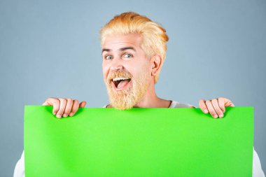 Elinde kocaman bir tabela tutan adam. Elinde bayrak tutan kızıl saçlı adam. Sayfa şablonu. Adam temiz kağıt göster.