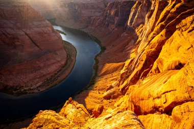 Horseshoe Bend 'in güzel manzarası. Colorado Nehri 'ndeki Horseshoe Bend. Ünlü yürüyüş yeri..
