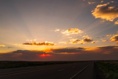 Boş otoban asfalt yolu ve güzel gökyüzü günbatımı manzarası. Manzara ve yol üzerindeki gün doğumu.