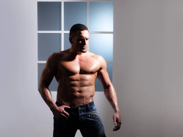 Starker Mann, der seinen perfekten nackten Körper zeigt. Nackter Oberkörper. — Stockfoto