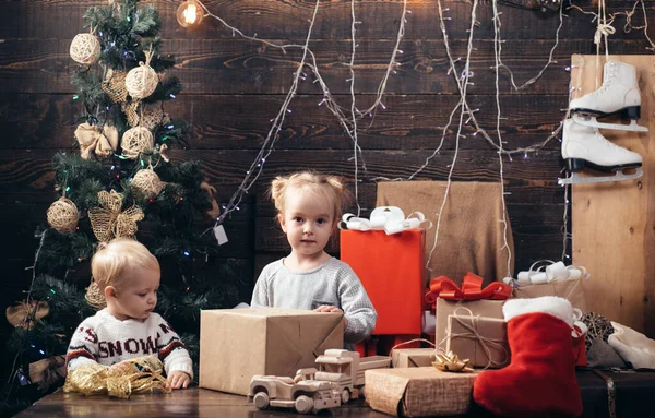 Weihnachtskinder - Glückskonzept. Glückliches Kind mit Weihnachtsgeschenkschachtel. Konzept Weihnachtsgeschichte. kiddy. Frohe Weihnachten und ein gutes neues Jahr. Feiertag. — Stockfoto
