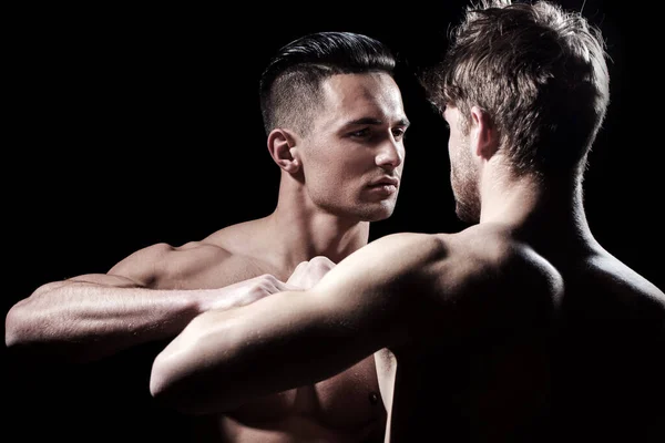 Mannen vechten, naakt bovenlijf van twee mannen. Naakt lichaam, naakt blote romp. — Stockfoto