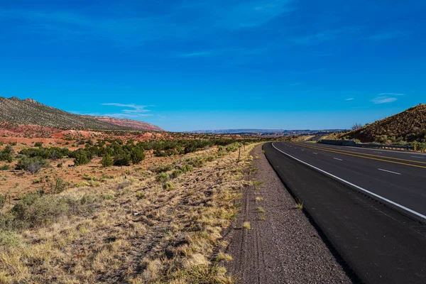 Une route dans le parc national de Death Valley, Californie. — Photo