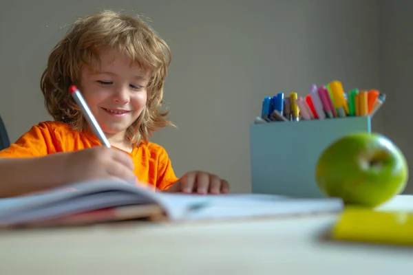 Le petit garçon fait ses devoirs pour l'école primaire.. — Photo