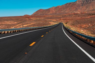 Arizona, ABD 'de boş manzaralı otoyol. Asfalt dokusu, yol arkaplanı.