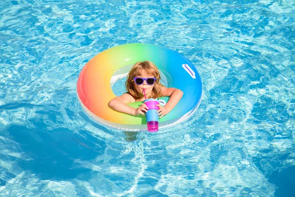 Enfant avec cocktail sur la piscine d'eau en été. Mignon drôle petit garçon en lunettes de soleil détente avec anneau de jouet flottant dans une piscine en s'amusant pendant les vacances d'été. — Photo