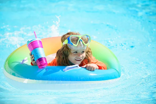 Criança na piscina brincando na água. Férias e viajar com crianças. As crianças brincam ao ar livre no verão. Criança com anel flutuante. — Fotografia de Stock