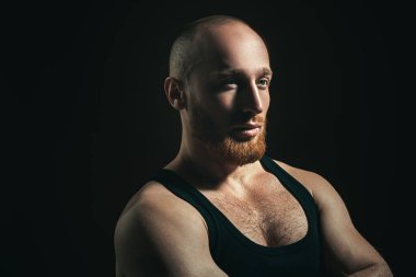 Siyahta yakışıklı bir iş adamı. Ciddi konsantre erkek modeli..