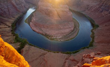 Arizona 'da Horseshoe Bend' de günbatımı.