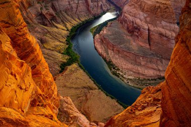 Seyahat yaşam tarzı başarı motivasyon konsepti. Colorado Nehri, Büyük Kanyon 'da. Panoramik görünüm.