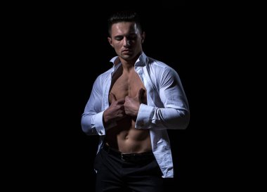 Yakışıklı, genç bir adam soyunuyor. Moda adamı. Çıplak vücut, çıplak gövde..