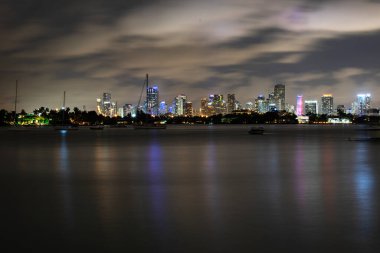 Miami gecesi. Kentsel gökdelenleri olan Miami gökyüzü manzarası.