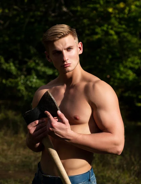 El leñador musculoso joven. Sexy macho torso desnudo. — Foto de Stock