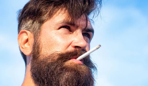 젊은 남자가 담배를 피우는걸막아. 가이 스모크. — 스톡 사진