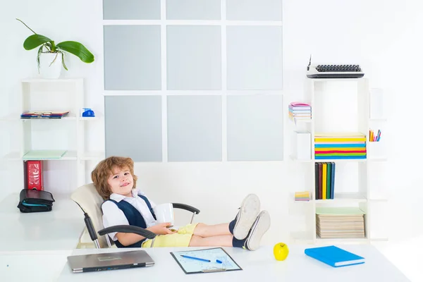 Empresario mandona niño pequeño empresario dentro de la oficina. Niños graciosos. —  Fotos de Stock